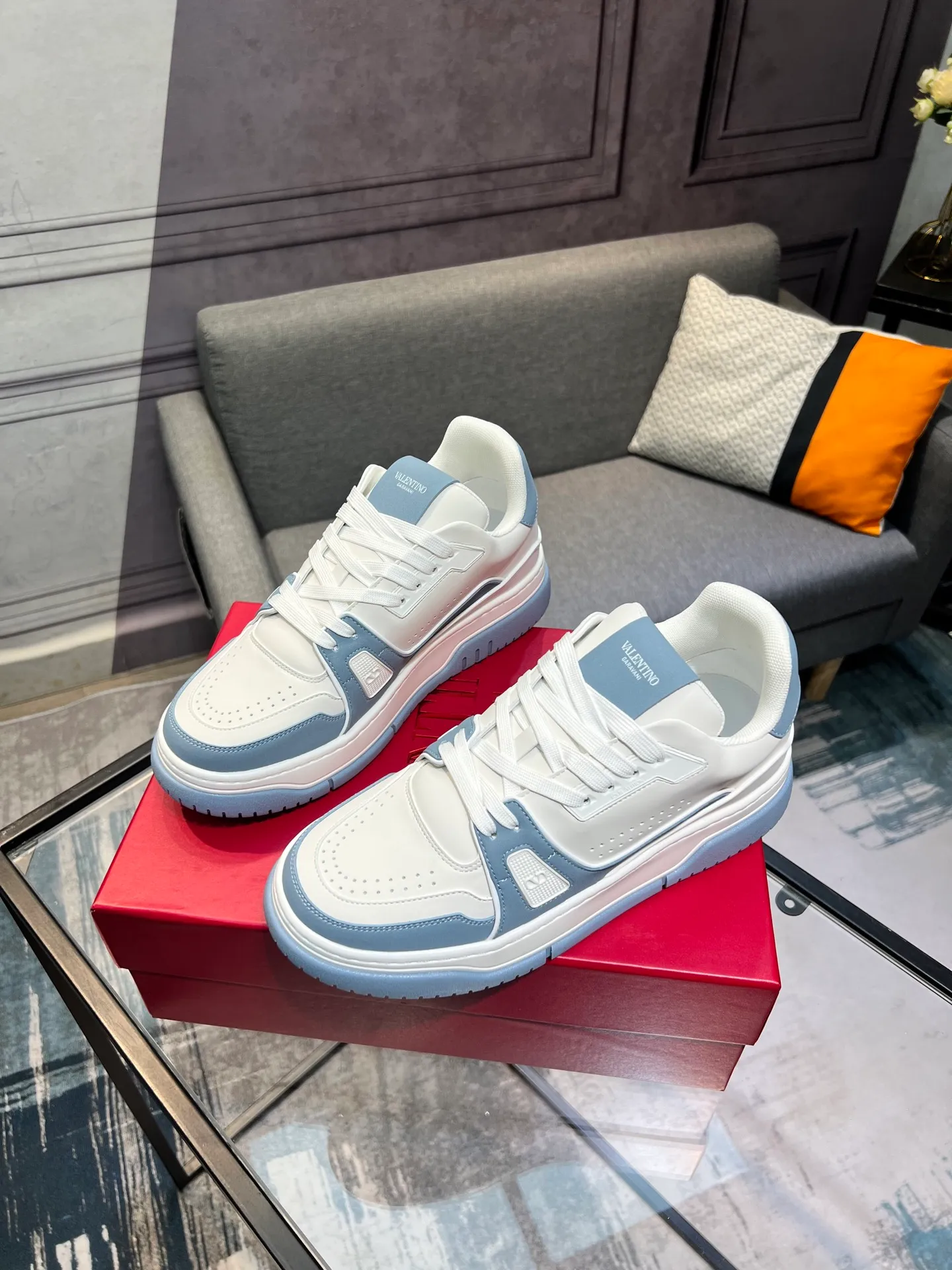 Men's Men's Shoes 💰660 Valentino 2023 early autumn new star shoes are now online! Wang Hedi and Ren Jialun have been worn by many celebrities. Who can refuse the same couple shoes as Wang Hedi! The design of Stars Stab My Heart is cool and spicy. The material of the shoes is cowhide, and every color is beautiful! Size 35-40, men’s size 39-44 (women’s 41, men’s 38, 45🉑️customized)